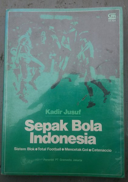 Cover Sepak bola Indonesia / Jusuf, Kadir