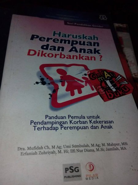 Cover Haruskah perempuan dan anak dikorbankan? :  Panduan Pemula untuk Pendampingan Korban Kekerasan Terhadap Perempuan dan Anak / editor: Mufidah