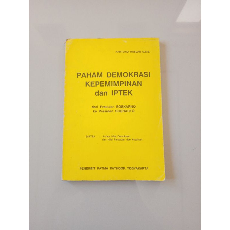 Cover Paham demokrasi kepemimpinan dan iptek :  dari Presiden Soekarno ke Presiden Soeharto / Hartono Ruslan