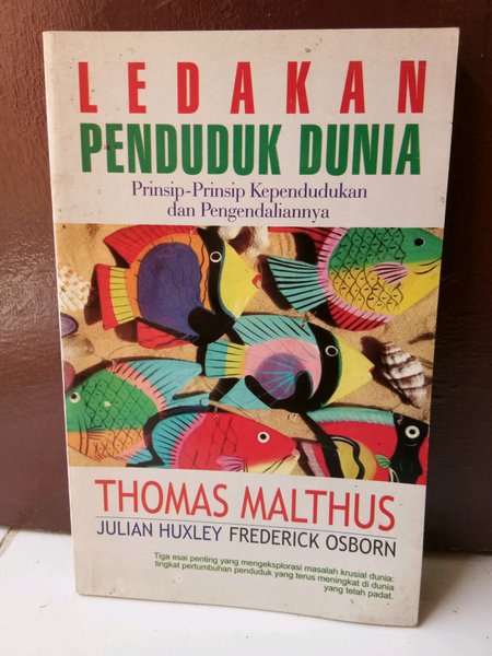 Cover Ledakan penduduk dunia :  prinsip-prinsip kependudukan dan pengendaliannya / Thomas Malthus, Julian Huxley, Frederick Osborn ; penerjemah, Dindin Solahuddin ; editor, Munir