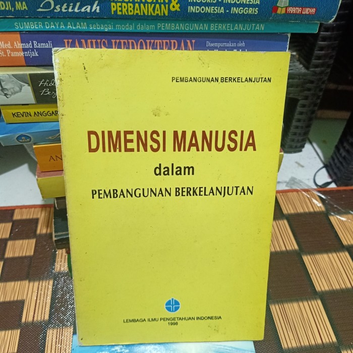 Cover Dimensi manusia dalam pembangunan berkelanjutan / Carunia Mulya Firdausy