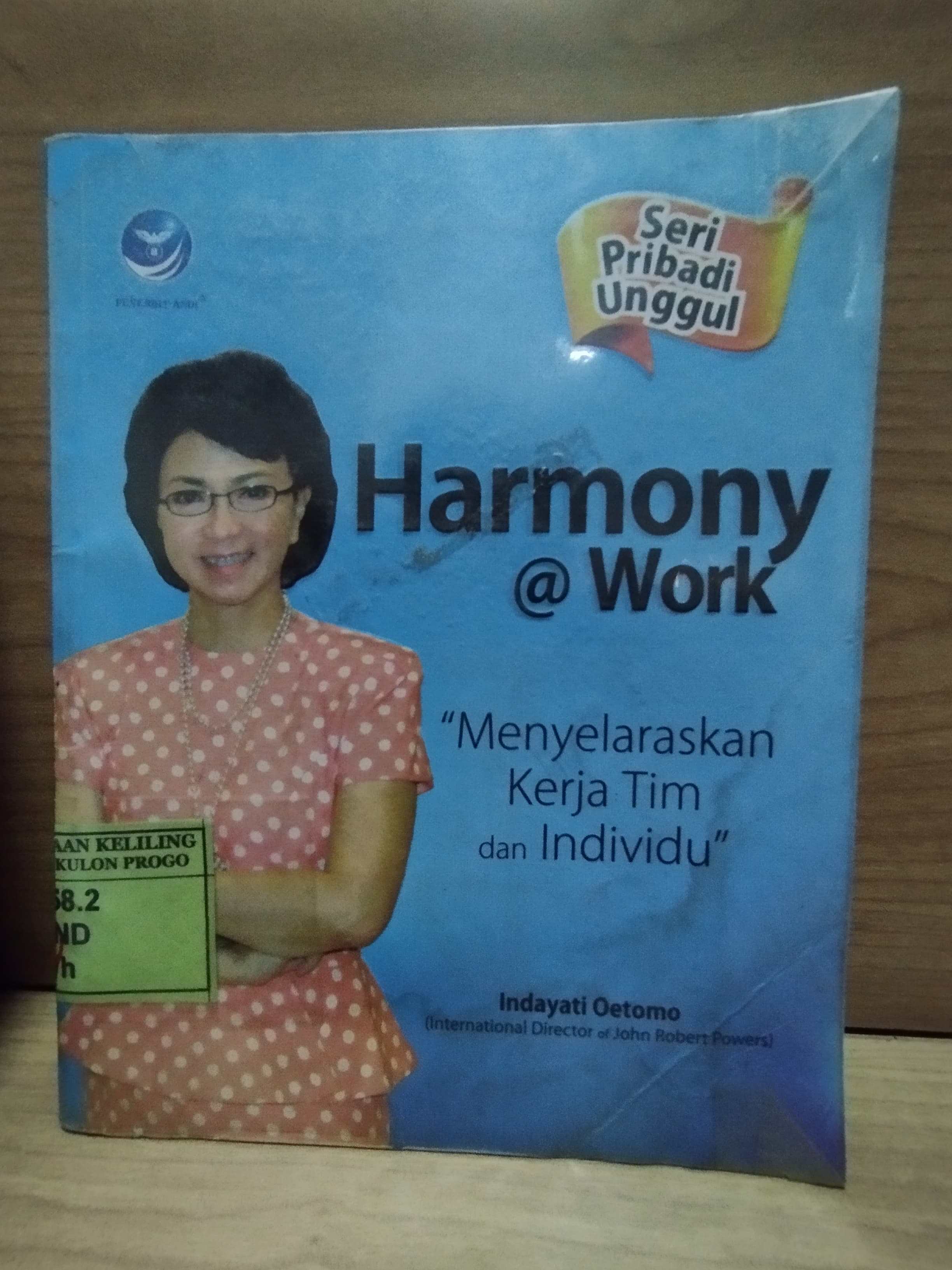 Cover Harmony @ Work :  "Menyelaraskan Kerja Tim dan Individu" / Indayati Oetomo