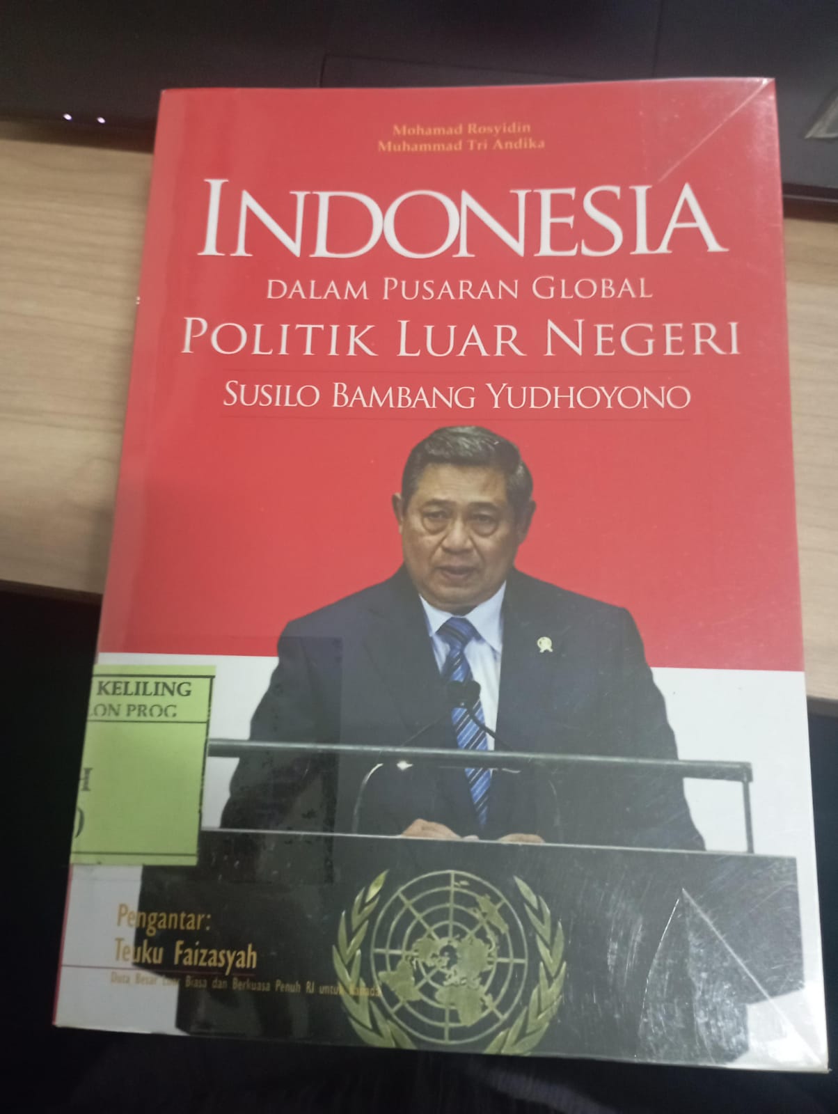 Cover Indonesia dalam Pusaran Global :  Politik Luar Negeri Susilo Bambang Yudhoyono / Mohamad Rosyidin; Muhammad Tri Andika