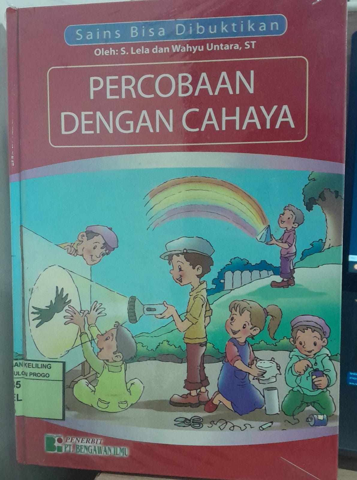Cover Percobaan dengan Cahaya / Lela