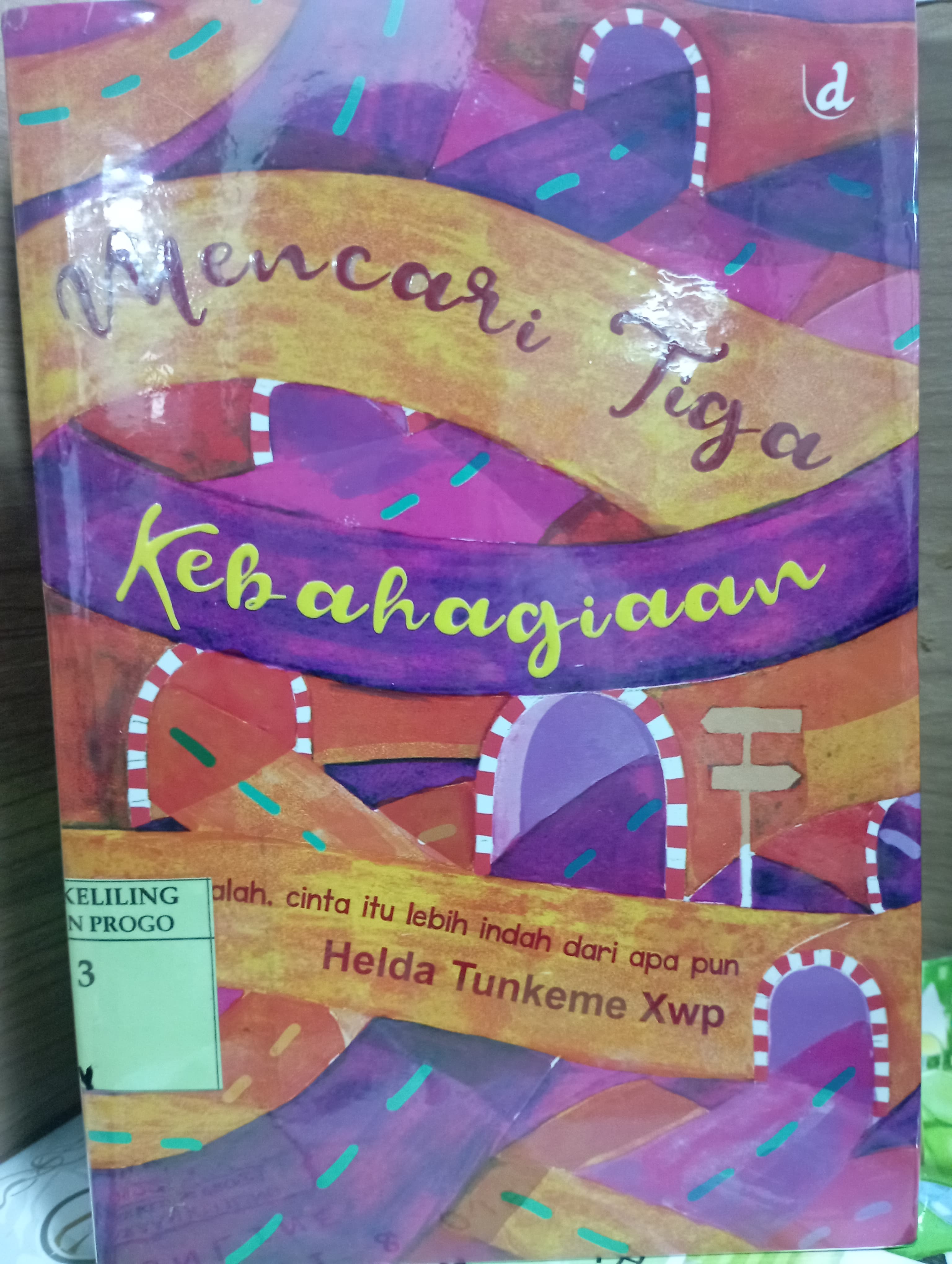 Cover Mencari Tiga Kebahagiaan / Helda Tunkeme Xwp