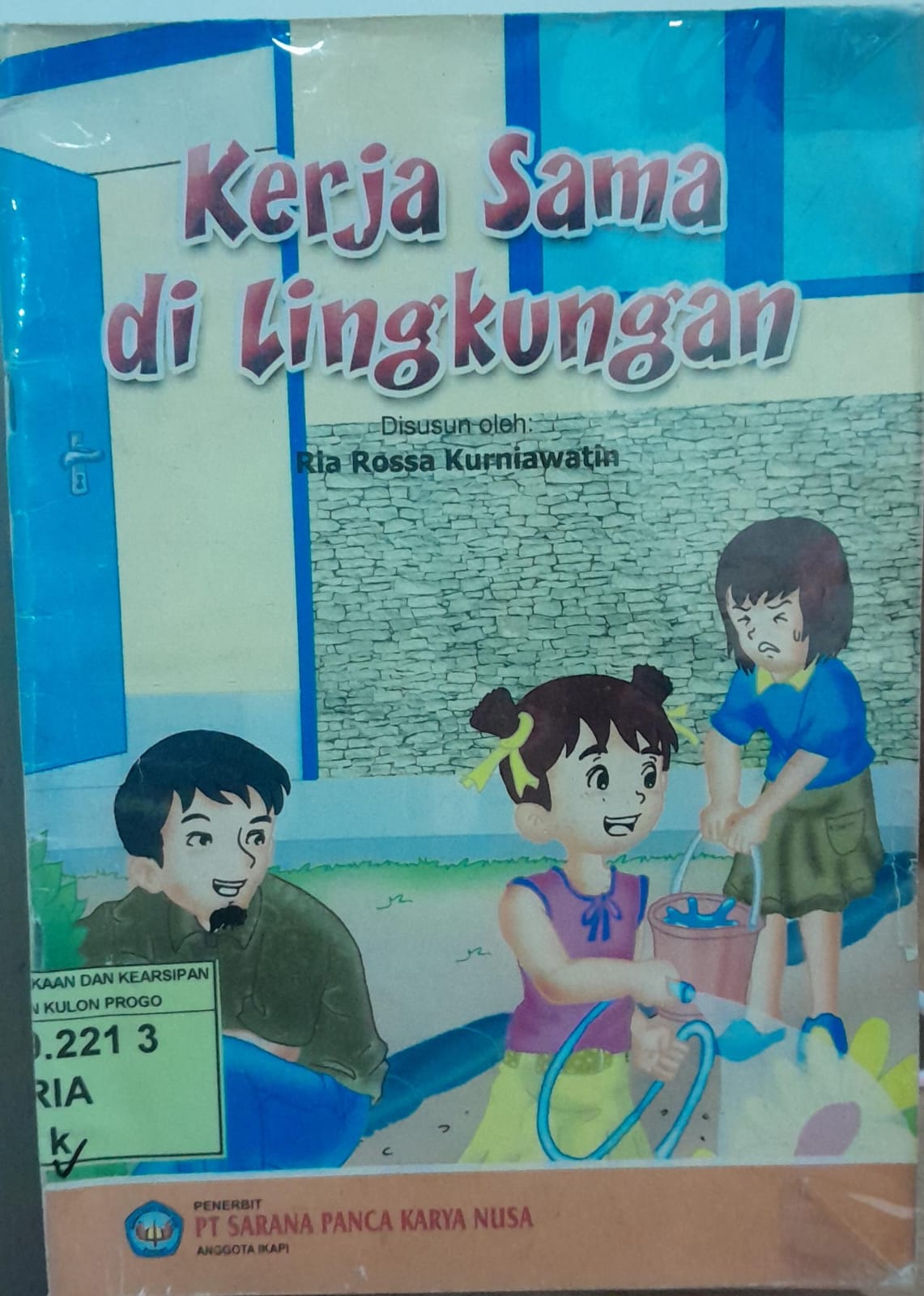 Cover Kerja Sama di Lingkungan / Ria Rossa  Kurniawatin