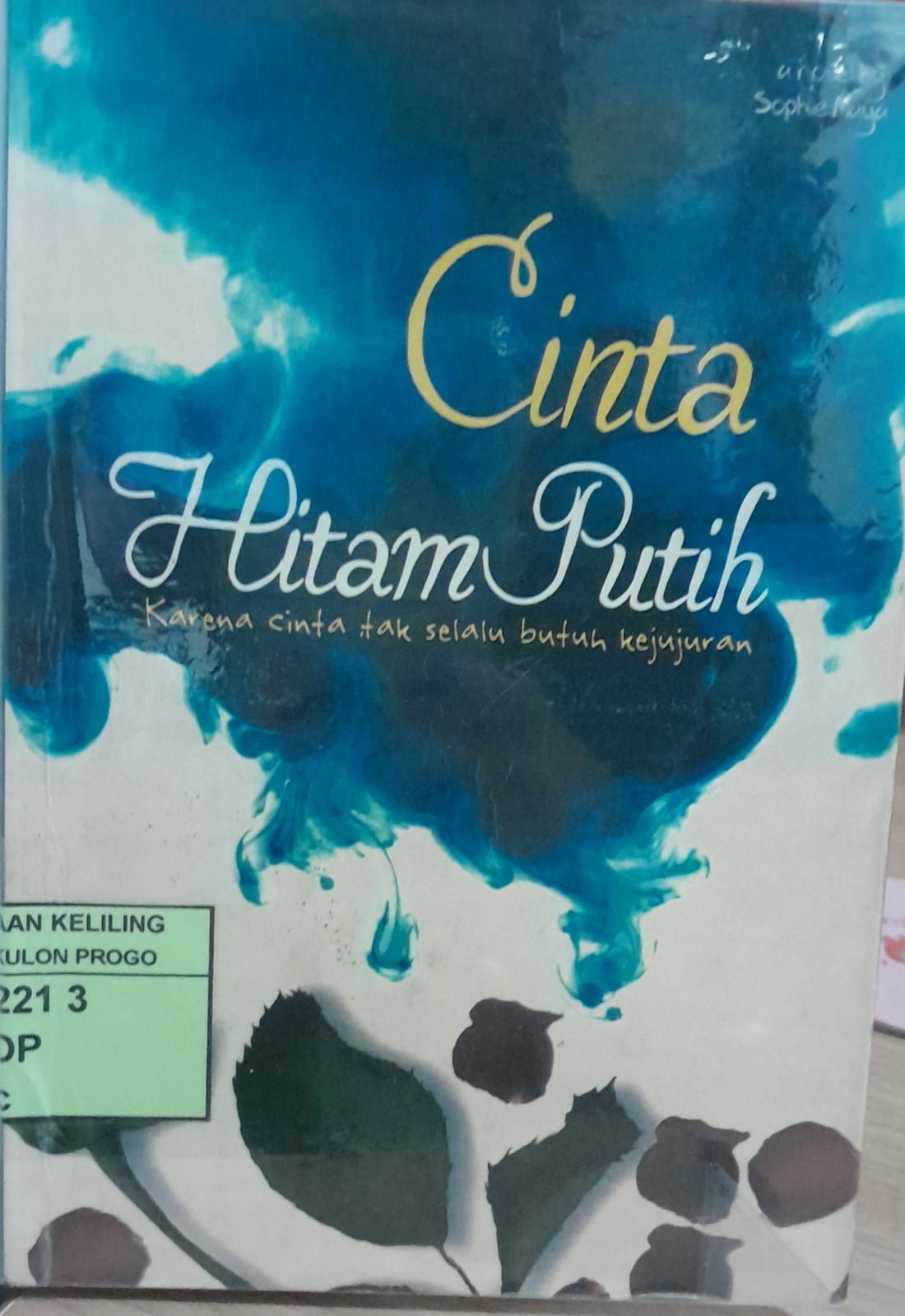 Cover Cinta Hitam Putih / Sophie Maya