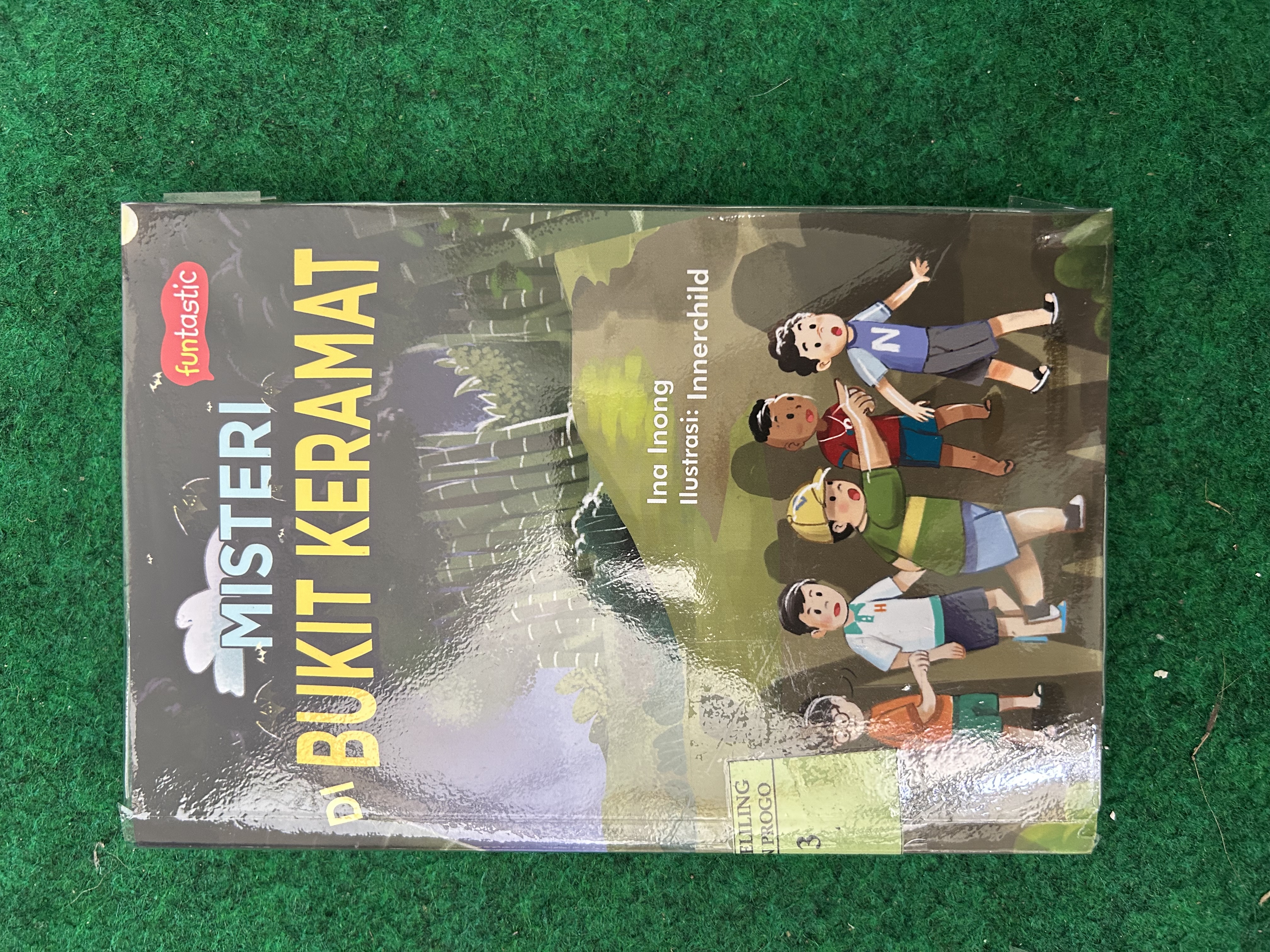Cover Misteri Di Bukit Keramat / Ina Inong