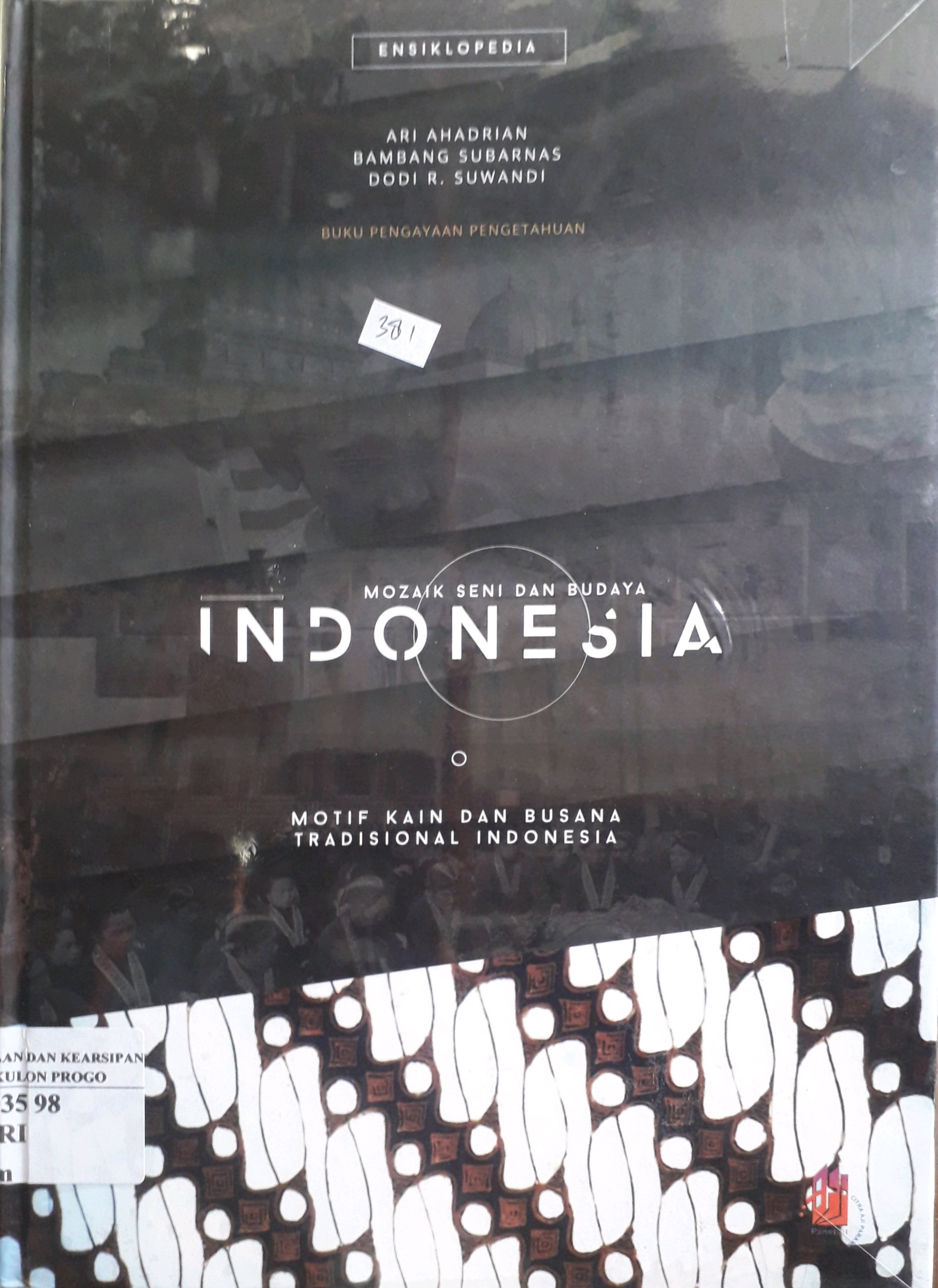 Cover Mozaik Seni dan Budaya Indonesia : Motif Kain dan Busana Tradisional Indonesia / Penulis, Ari Ahadrian