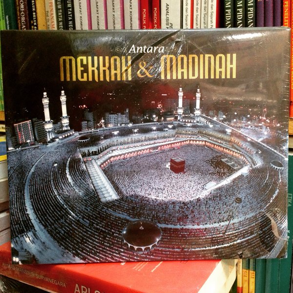 Cover Antara Mekkah dan Madinah / Fathurrahman Yahya