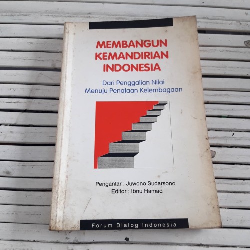 Cover Membangun kemandirian Indonesia :  dari penggalian nilai menuju penataan kelembagaan / editor, Ibnu Hamad ; pengantar, Juwono Sudarsono