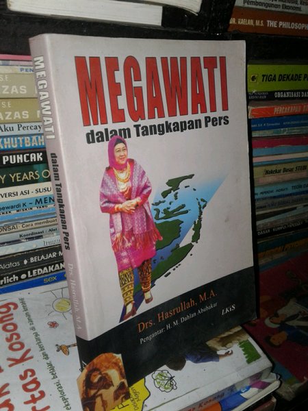 Cover Megawati dalam tangkapan pers / Hasrullah ; penyunting, Nurul Huda S. A. ; pengantar, H. M. Dahlan Abubakar