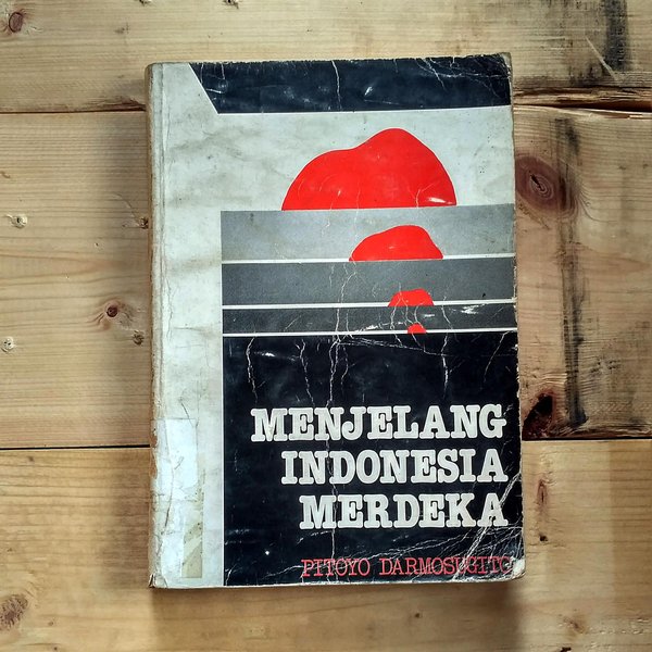 Cover Menjelang Indonesia merdeka :  kumpulan tulisan tentang bentuk dan isi negara yang akan lahir / penyunting, Pitoyo Darmosugito