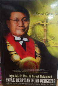 Cover Tapak Berpijak Bumi Bergetar :  Rekam Jejak dan Pemikiran Seorang Polisi Reformis Irjen Polisi (P) Prof. Dr. Farouk Muhammad / Ahmad Gaus AF