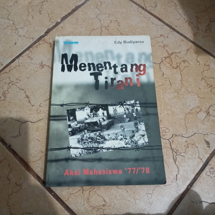 Cover Menentang tirani aksi mahasiswa '77/'78 / Penulis, Edy Budiyarso ; editor penyelia, R. Masri Sareb Putra