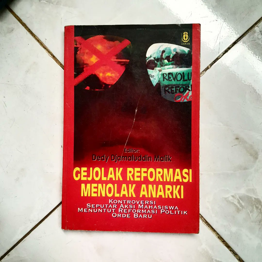 Cover Gejolak reformasi menolak anarki :  kontroversi seputar aksi mahasiswa menuntut reformasi politik orde baru / editor, Dedy Djamaluddin Malik