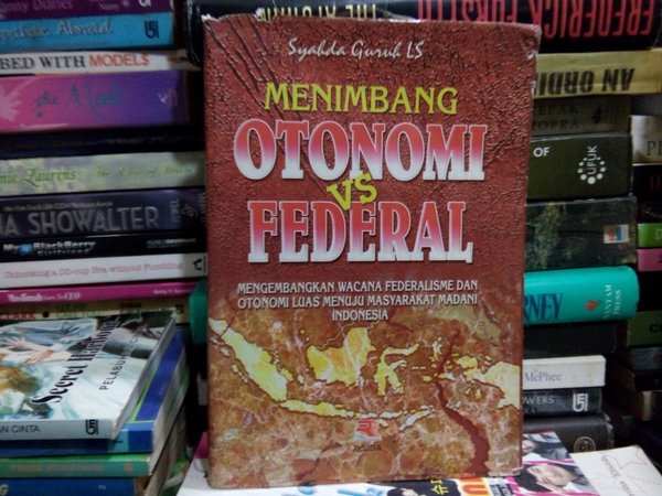 Cover Menimbang otonomi vs federal / Penulis,Syahda Guruh LS
