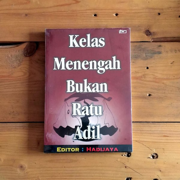 Cover Kelas menengah bukan ratu adil / editor Hadijaya.