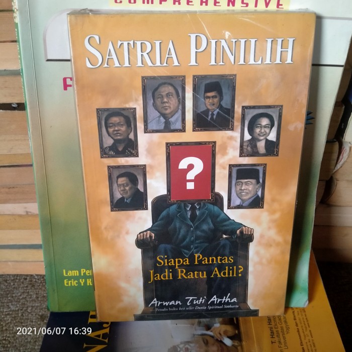 Cover Satria pinilih :  siapa pantas jadi Ratu adil? / Penulis, Arwan Tuti Artha; penyunting, AA Kunto A.