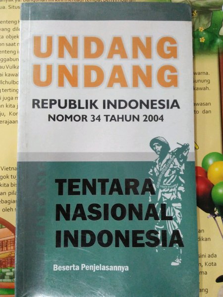 Cover Undang-undang TNI 2004 :  UU RI no.34 Th.2004 tentang tentara nasional indonesia