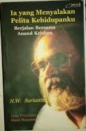 Cover Ia Yang Menyalakan pelita Kehidupanku berjalan bersama Anand Krishna / NW Suriastini