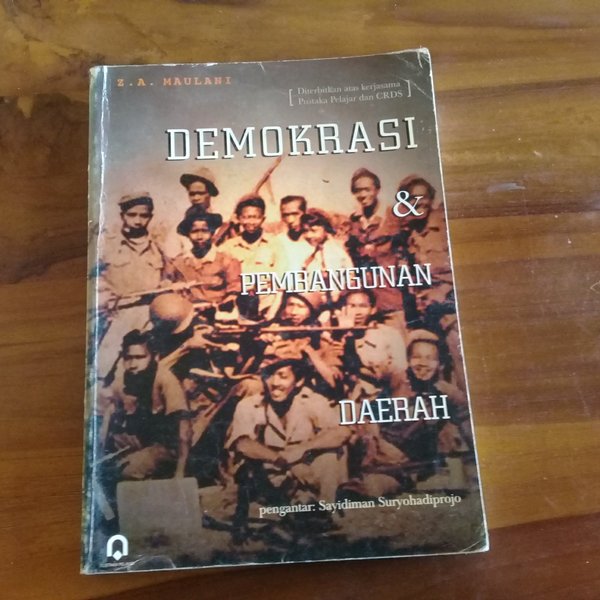 Cover Demokrasi dan pembangunan daerah / Penulis, Z.A. Maulani