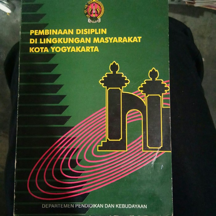 Cover Pembinaan disiplin di lingkungan masyarakat kota Yogyakarta / Tim peneliti Sumintarsih ...[et.al], penyunting Gatut Murniatmo