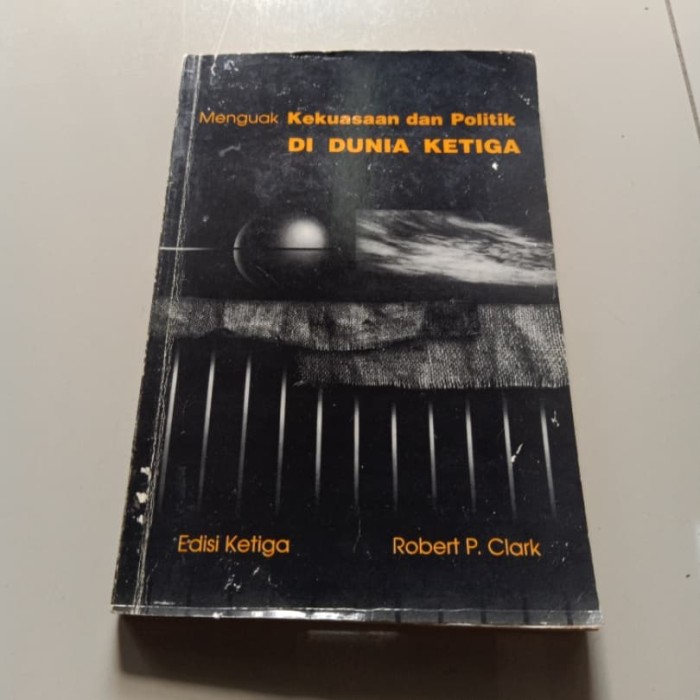 Cover Menguak kekuasaan dan politik di dunia ketiga / penulis, Robert P. Clark